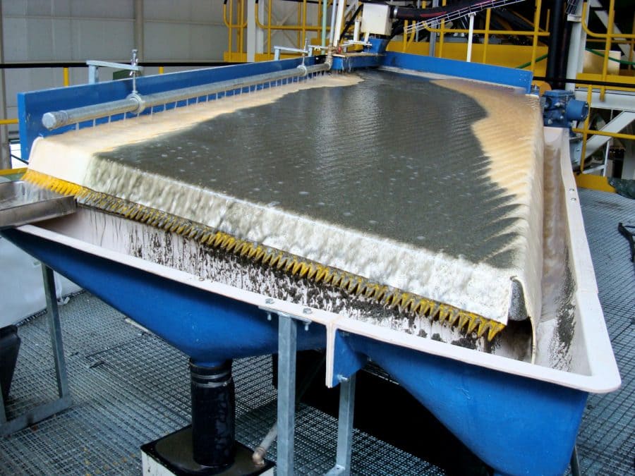 mesas-de-sacudida-advanced-mineral-processing-900x675-2 Beneficiamento mineral: O que você precisa saber